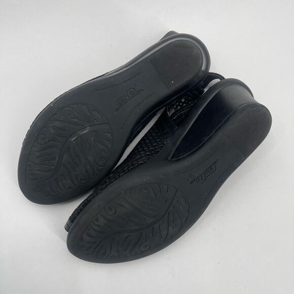 EARTH Calla Wedge Sandals Size 8 Black Perforated Leather Suede Casual Comfort - Picture 9 of 11